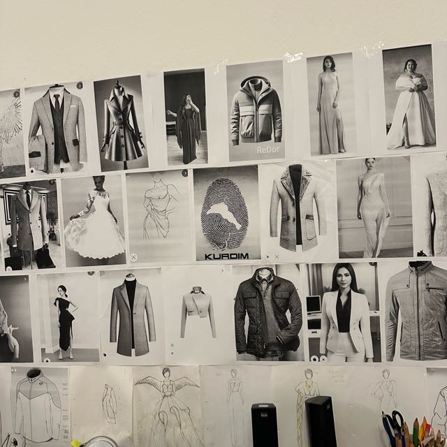 Inspirationswand mit Modeentwürfen im Atelier